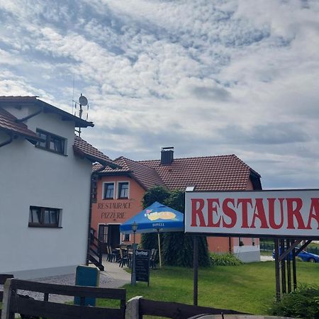 Penzion A Restaurace U Strnada 克拉托维 外观 照片