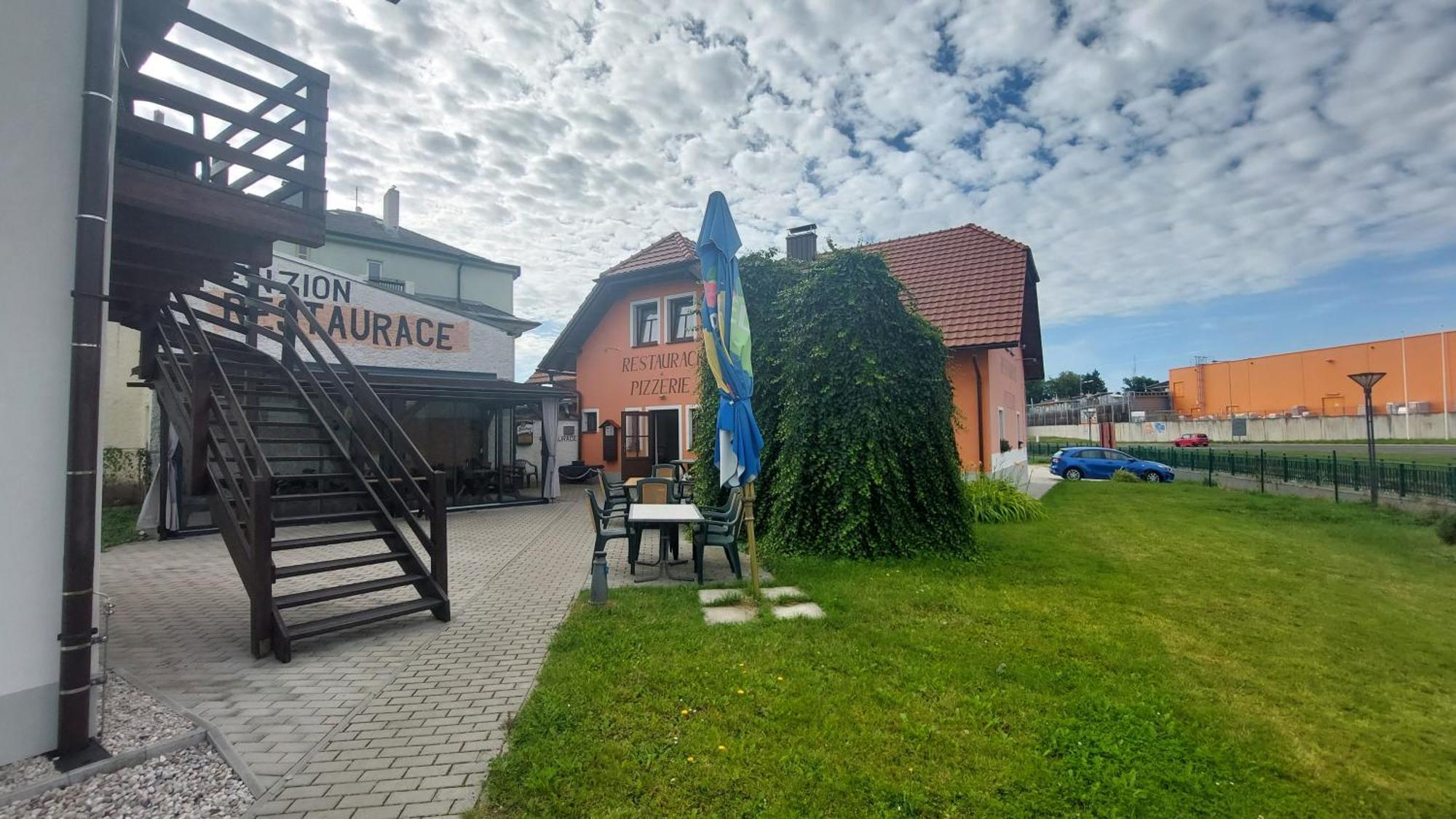 Penzion A Restaurace U Strnada 克拉托维 外观 照片
