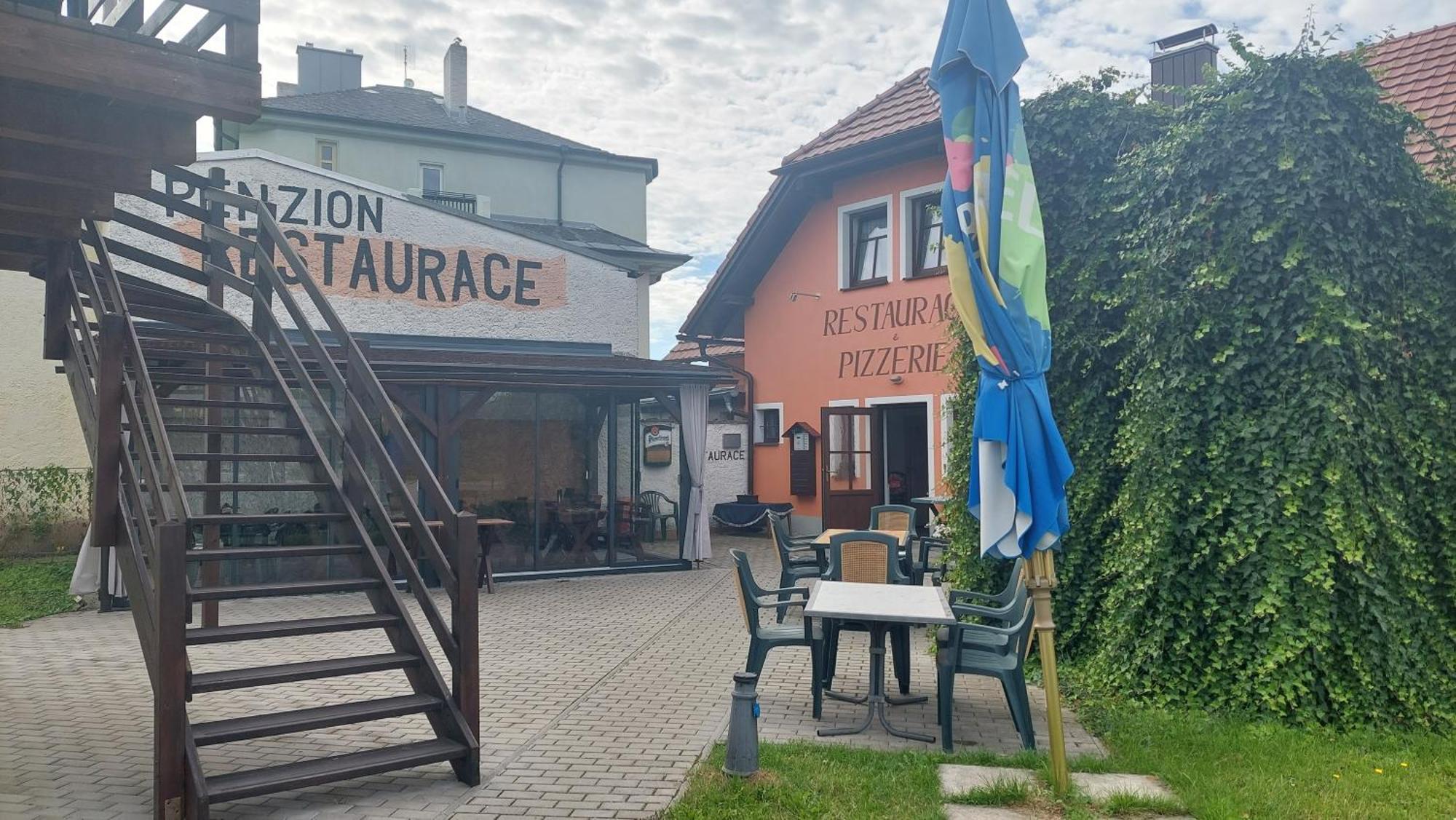 Penzion A Restaurace U Strnada 克拉托维 外观 照片