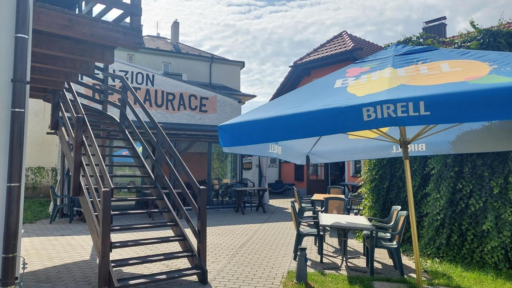 Penzion A Restaurace U Strnada 克拉托维 外观 照片