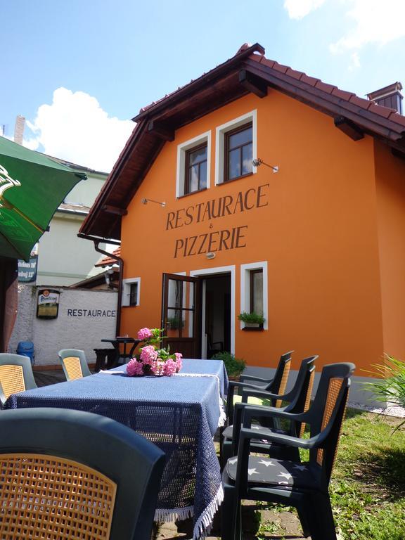 Penzion A Restaurace U Strnada 克拉托维 外观 照片