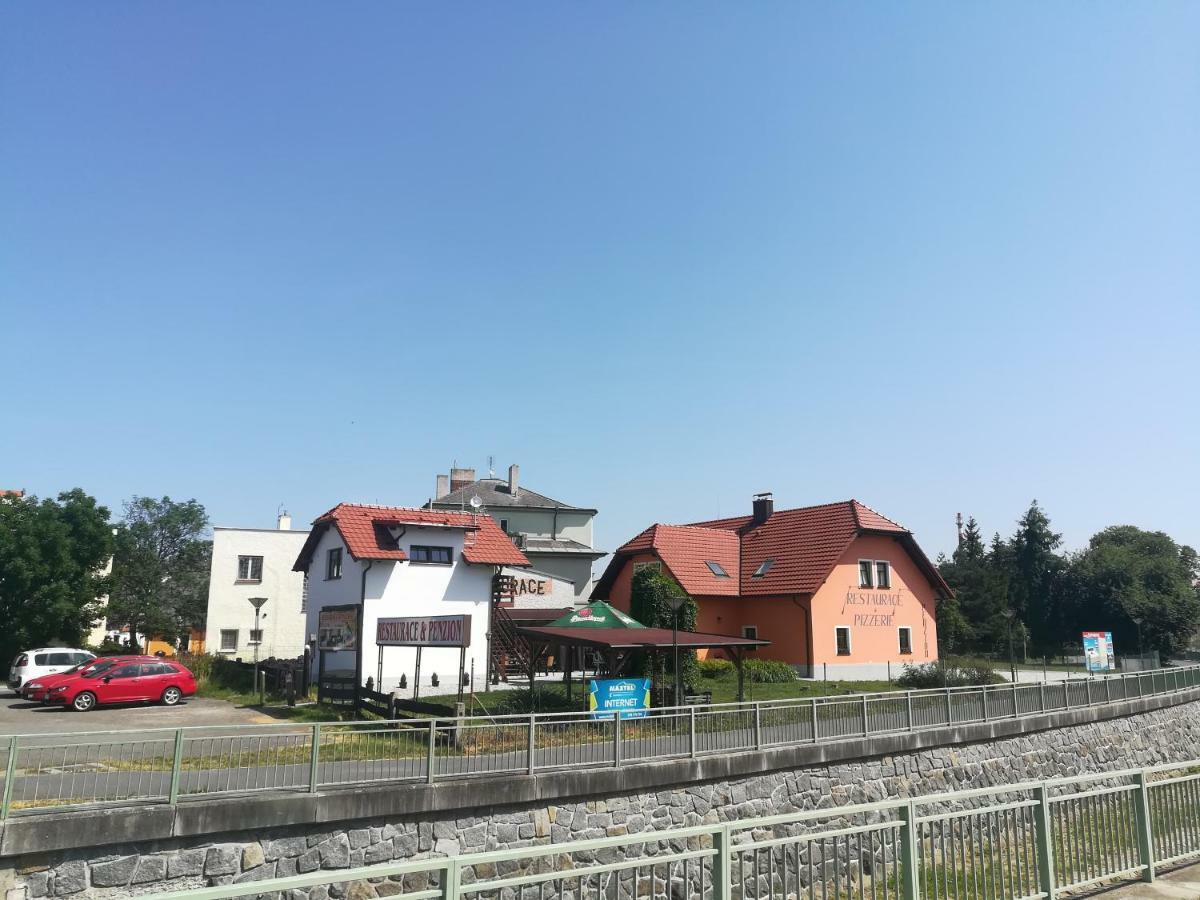 Penzion A Restaurace U Strnada 克拉托维 外观 照片